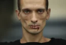 Pyotr Pavlensky, Seam. Courtesy l'artista. Photo Maxim Zmeyev