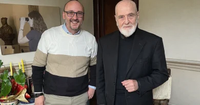 Michelangelo Pistoletto at 93: “The mirror does not lie; it is we who distort the truth” Michelangelo Pistoletto with Antonino La Vela, with a mirror painting in the background.